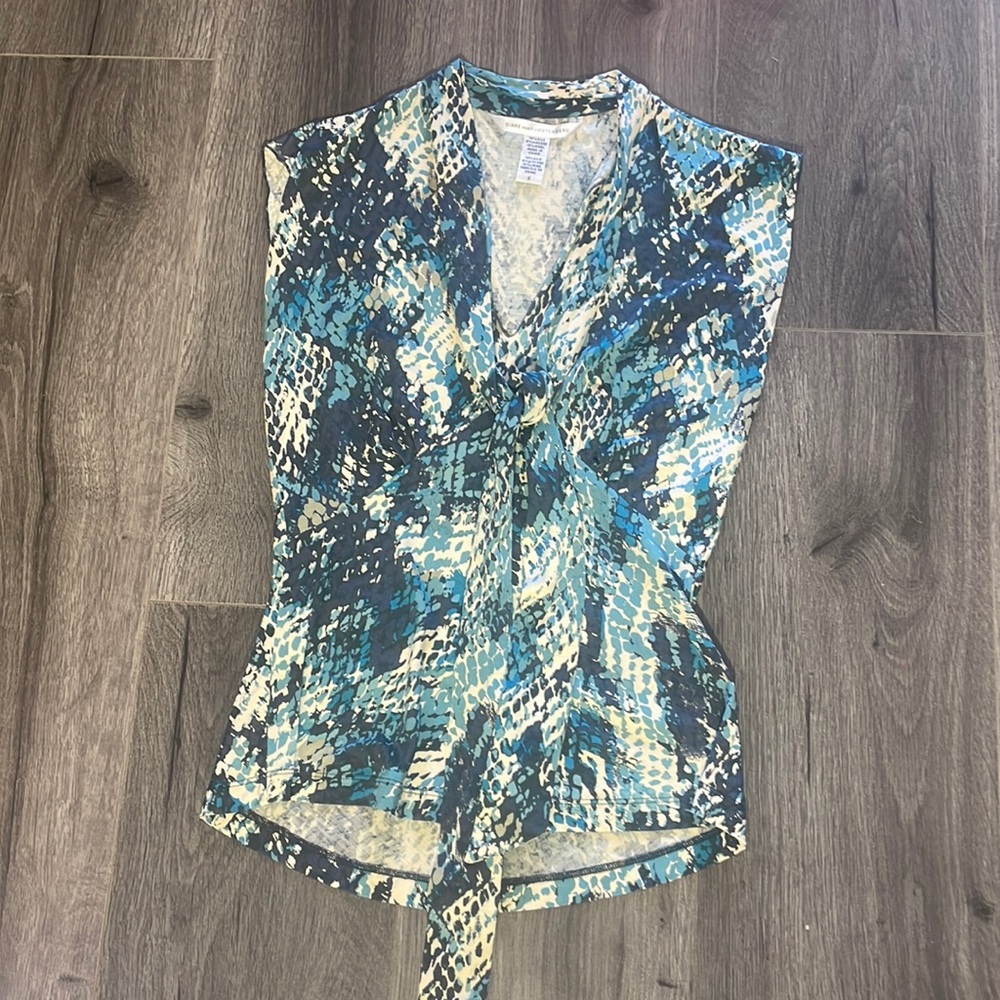 Diane Von Furstenberg DVF Stylish Trendy Casual Sophisticated short sleeve top